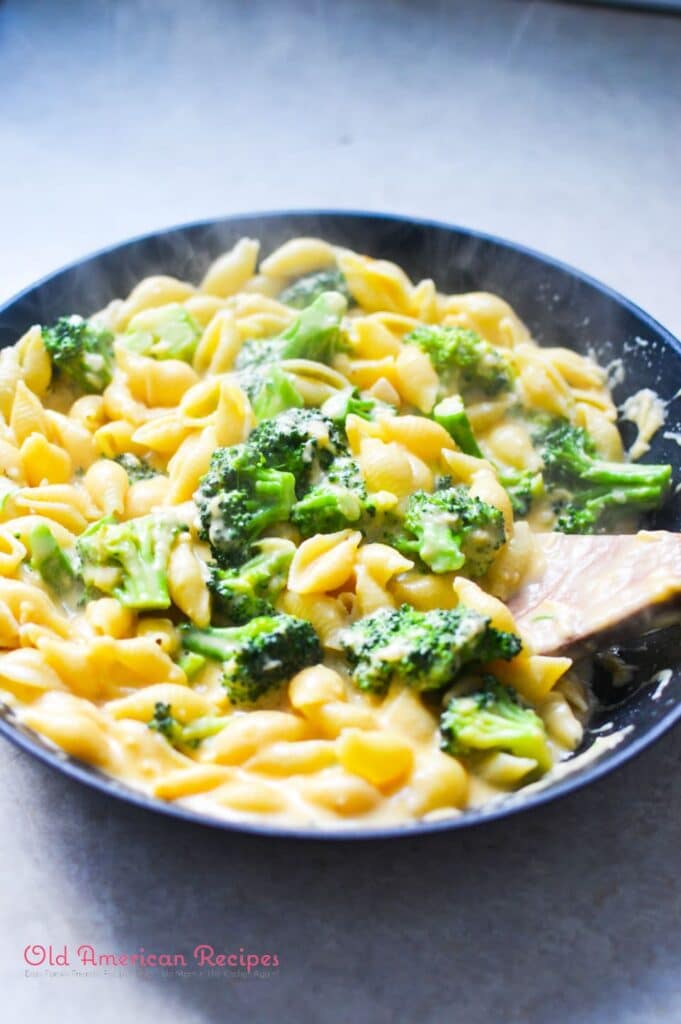 Spicy Skillet Broccoli Mac and Cheese