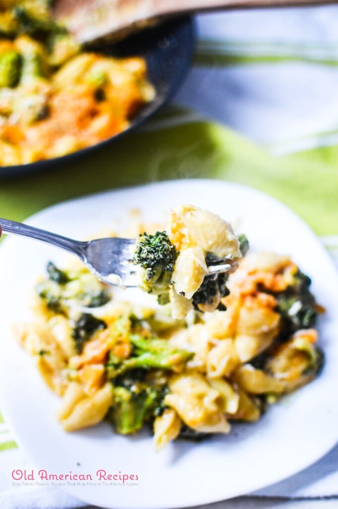 Spicy Skillet Broccoli Mac and Cheese
