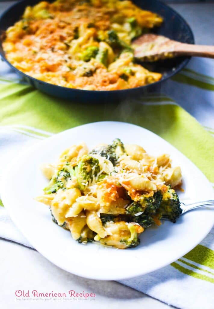 Spicy Skillet Broccoli Mac and Cheese