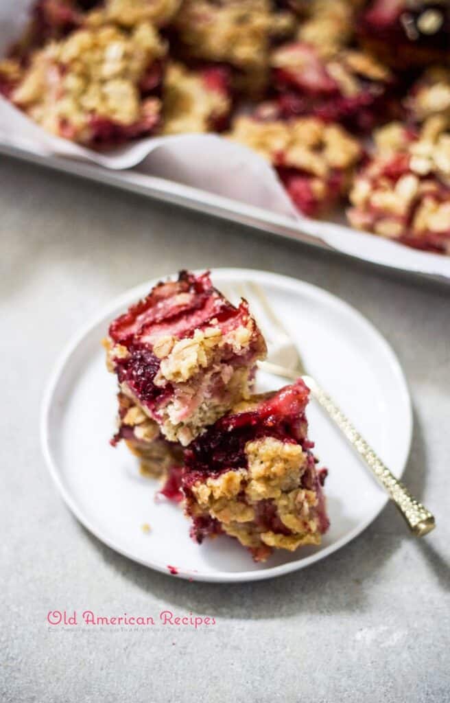 Berry oatmeal bars